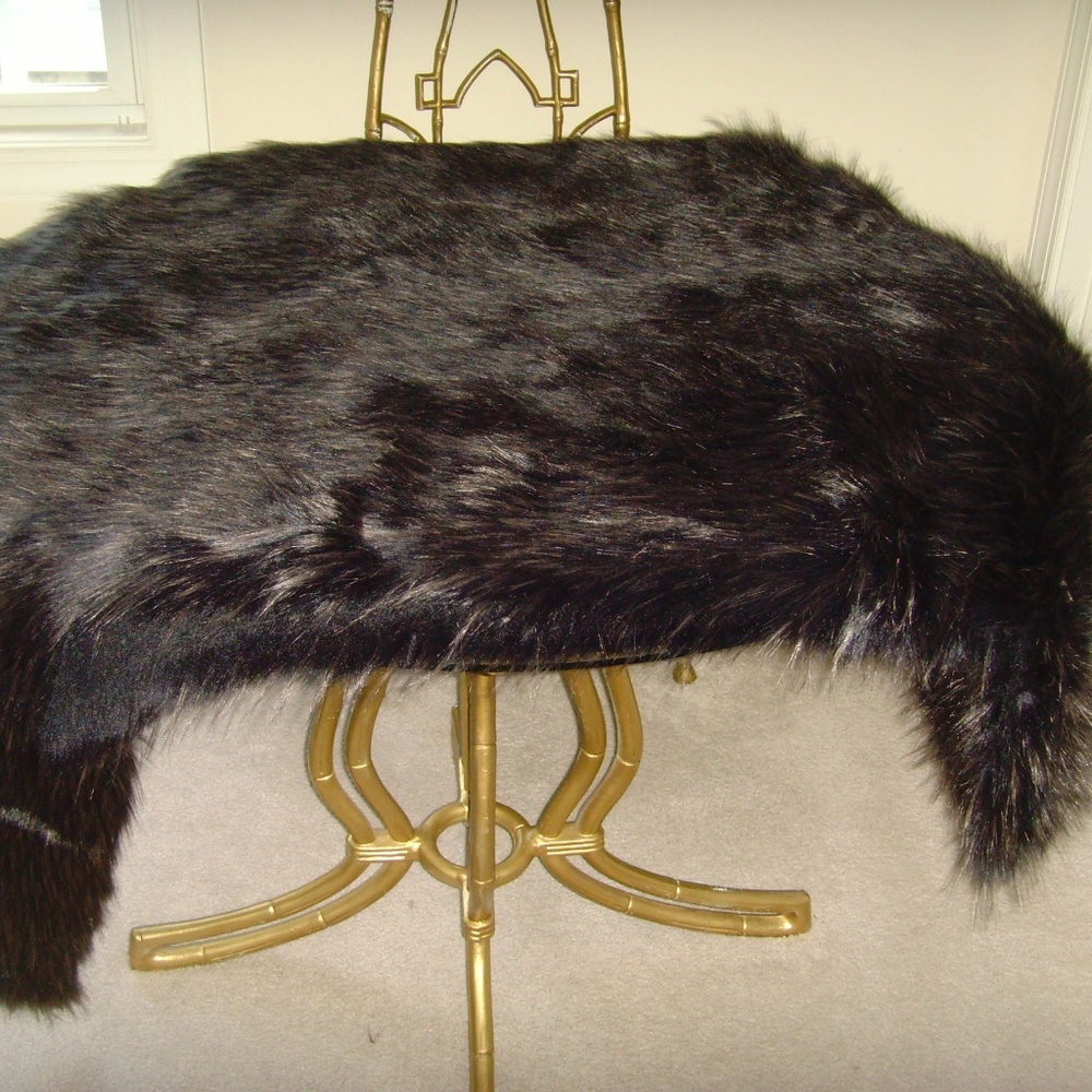 Black Fox-Like Faux Fur Fabric (Remanent)